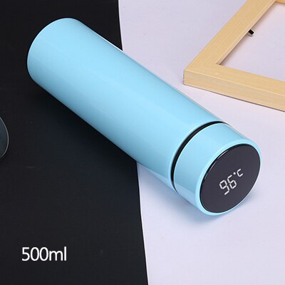 La taza inteligente de aislamiento muestra la temperatura